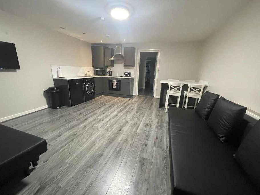 Hosted By Ryan - 2 Bedroom Apartment Liverpool Bagian luar foto